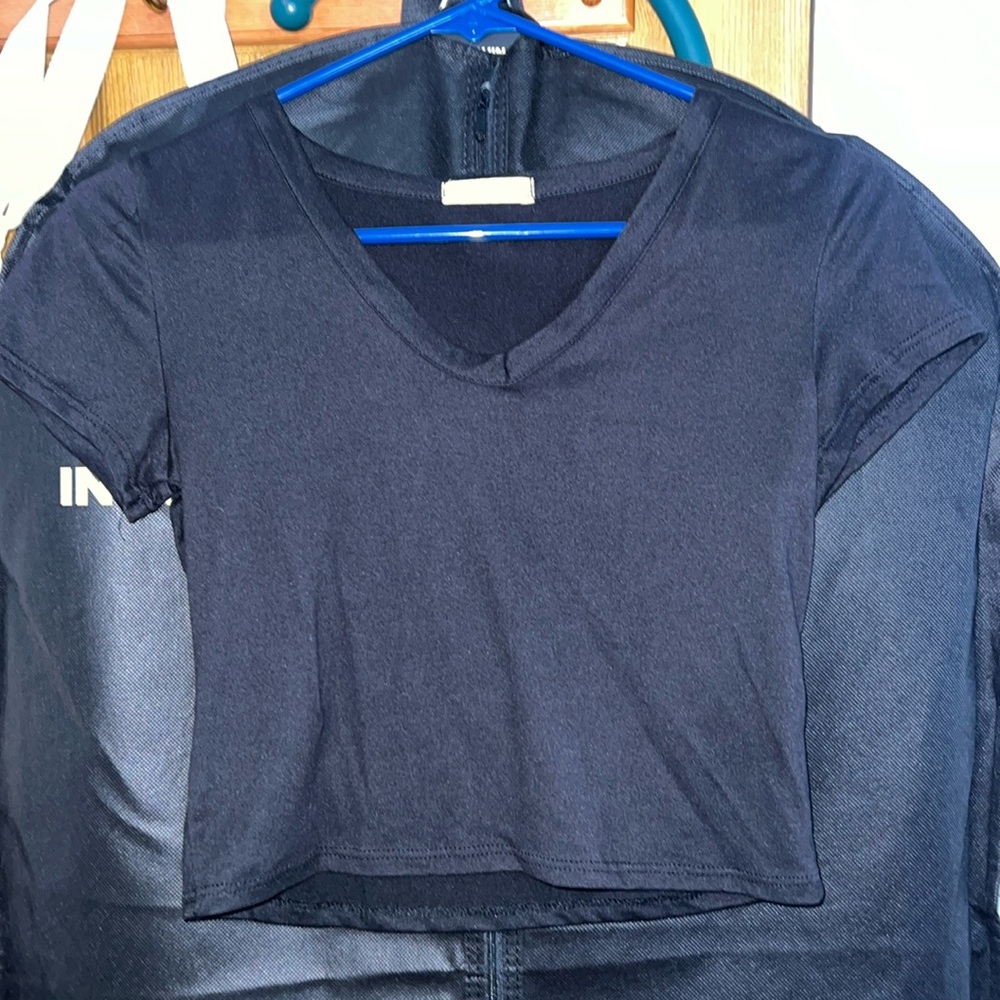 Cropped V-Neck Tshirt